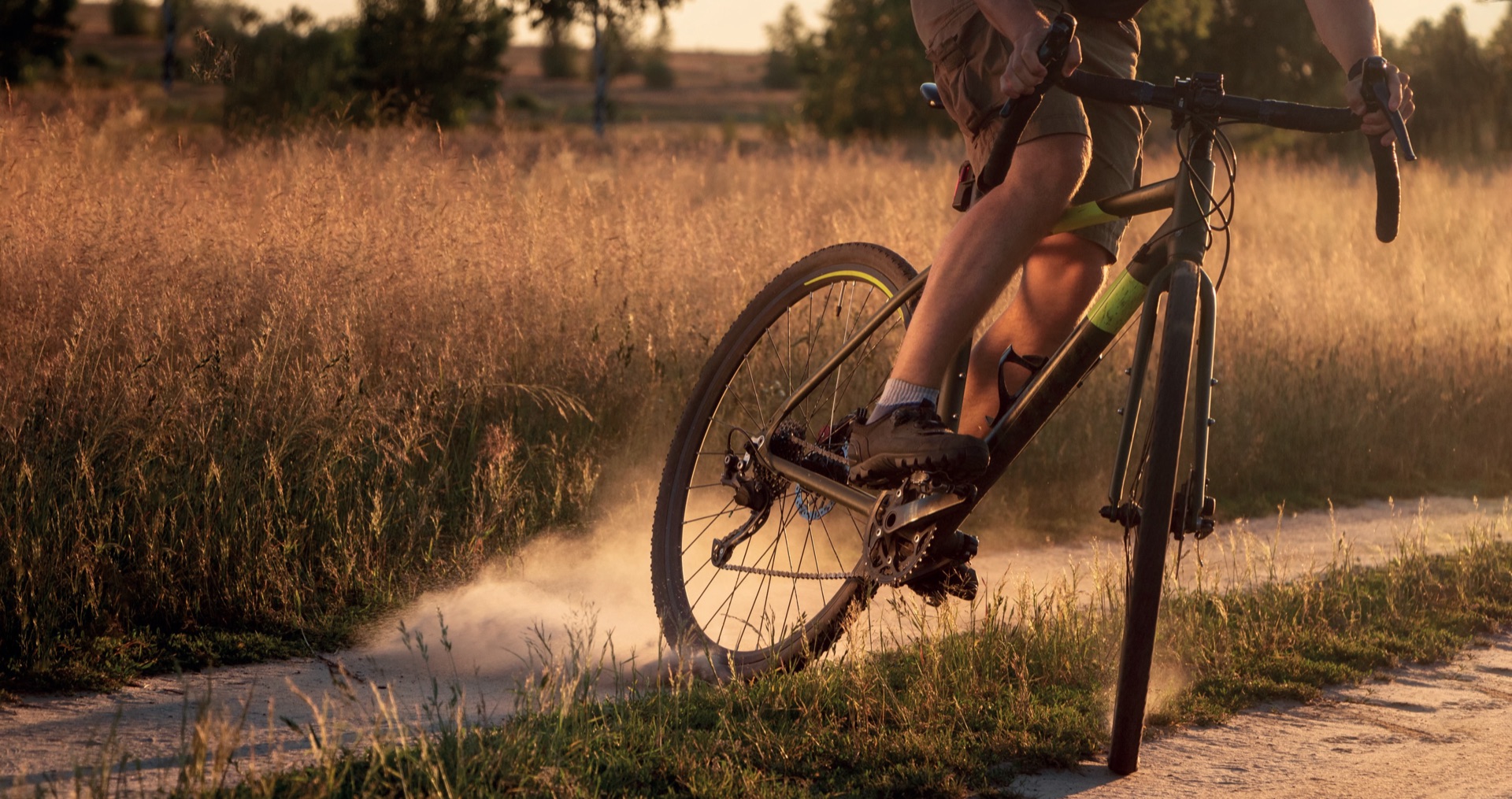 Gravelrijder op een stoffig gravelpad